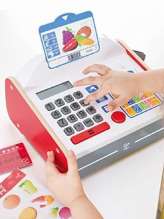 HAPE Детская игрушечная деревянная касса с набором наклеек, калькулятором, светом и звуком